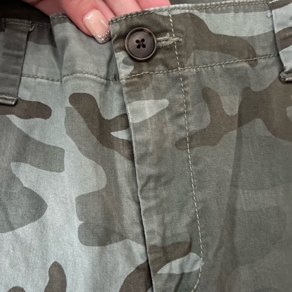 GAP Women’s Camouflage Pants - Picture 6 of 6